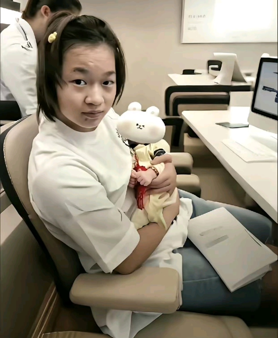 赠送给学院, 一叠资料放