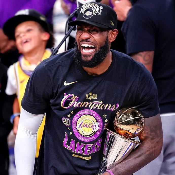 ue, 年加冕NB ue, 年加冕NB