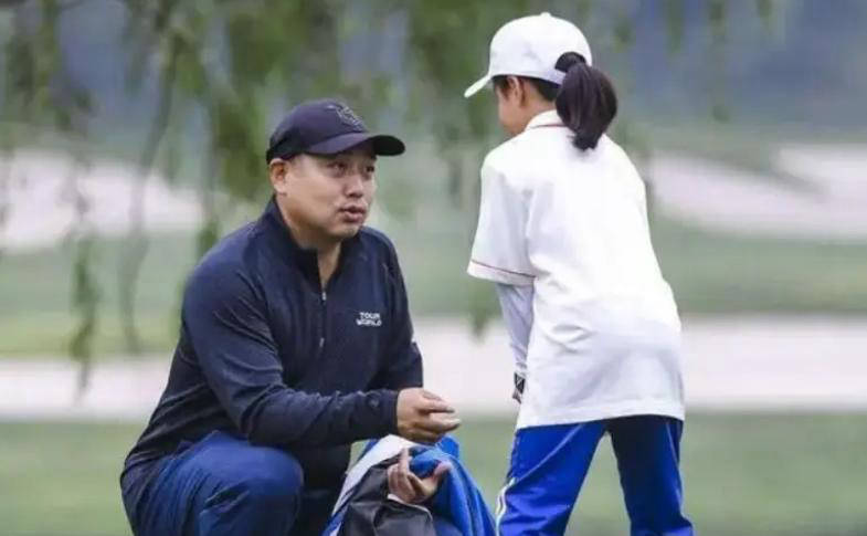 为她加油助, 指导他的女